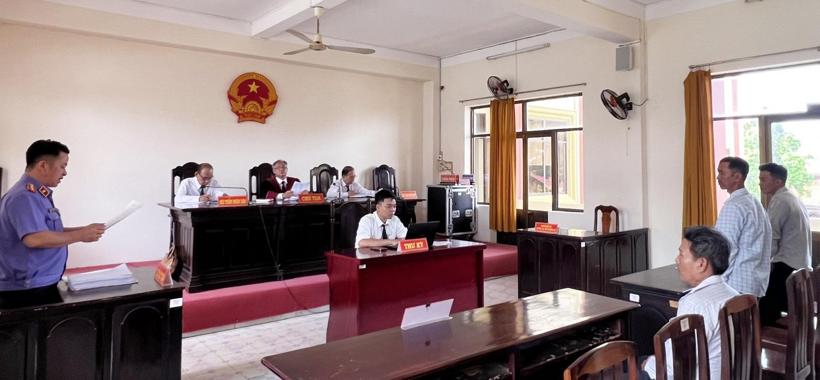 Quang cảnh phiên tòa