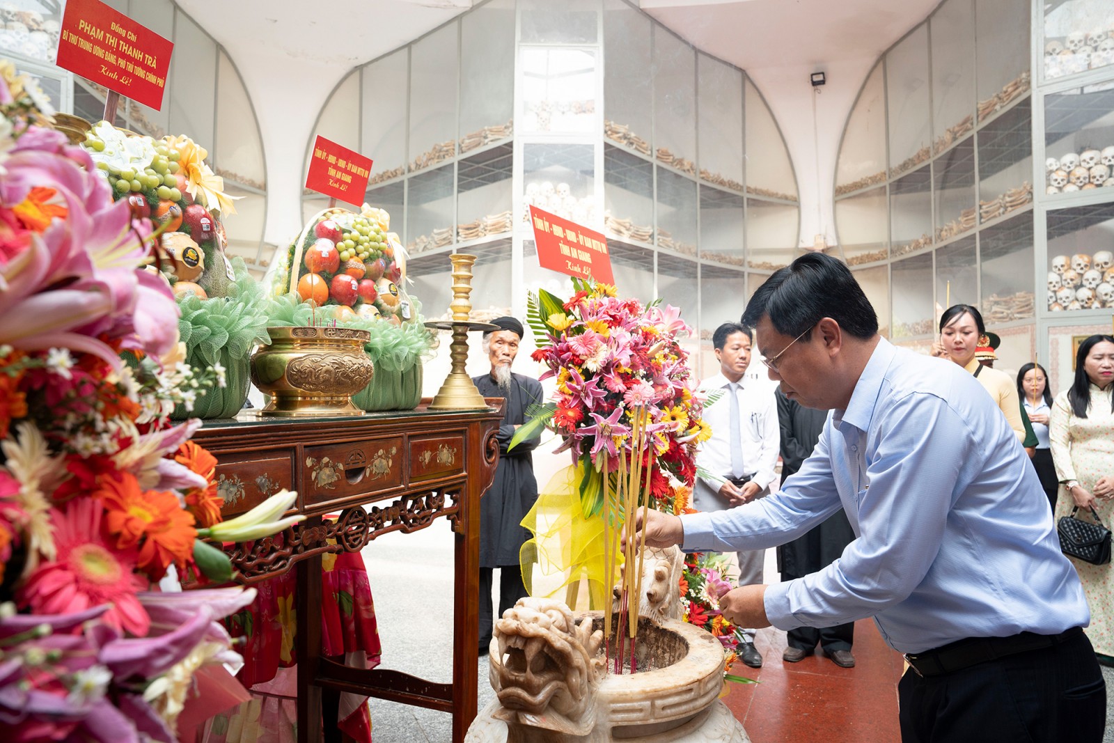 Phó Thủ tướng Chính phủ Phạm Thị Thanh Trà dâng hương tại chùa Tam Bửu - Phi Lai và Nhà mồ Ba Chúc