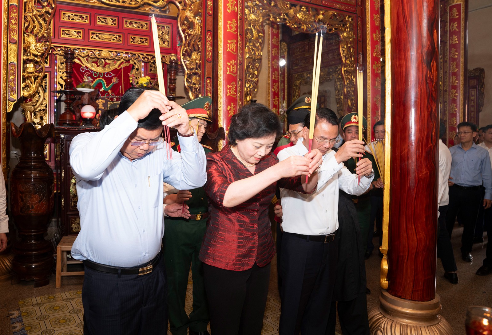 Phó Thủ tướng Chính phủ Phạm Thị Thanh Trà dâng hương tại chùa Tam Bửu - Phi Lai và Nhà mồ Ba Chúc