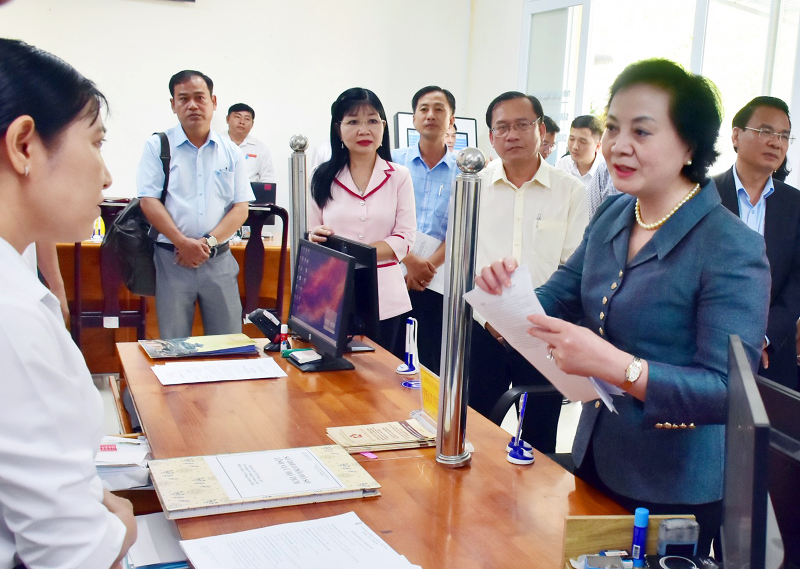 Phó Thủ tướng Chính phủ Phạm Thị Thanh Trà kiểm tra mô hình chính quyền 2 cấp tại phường Vĩnh Tế