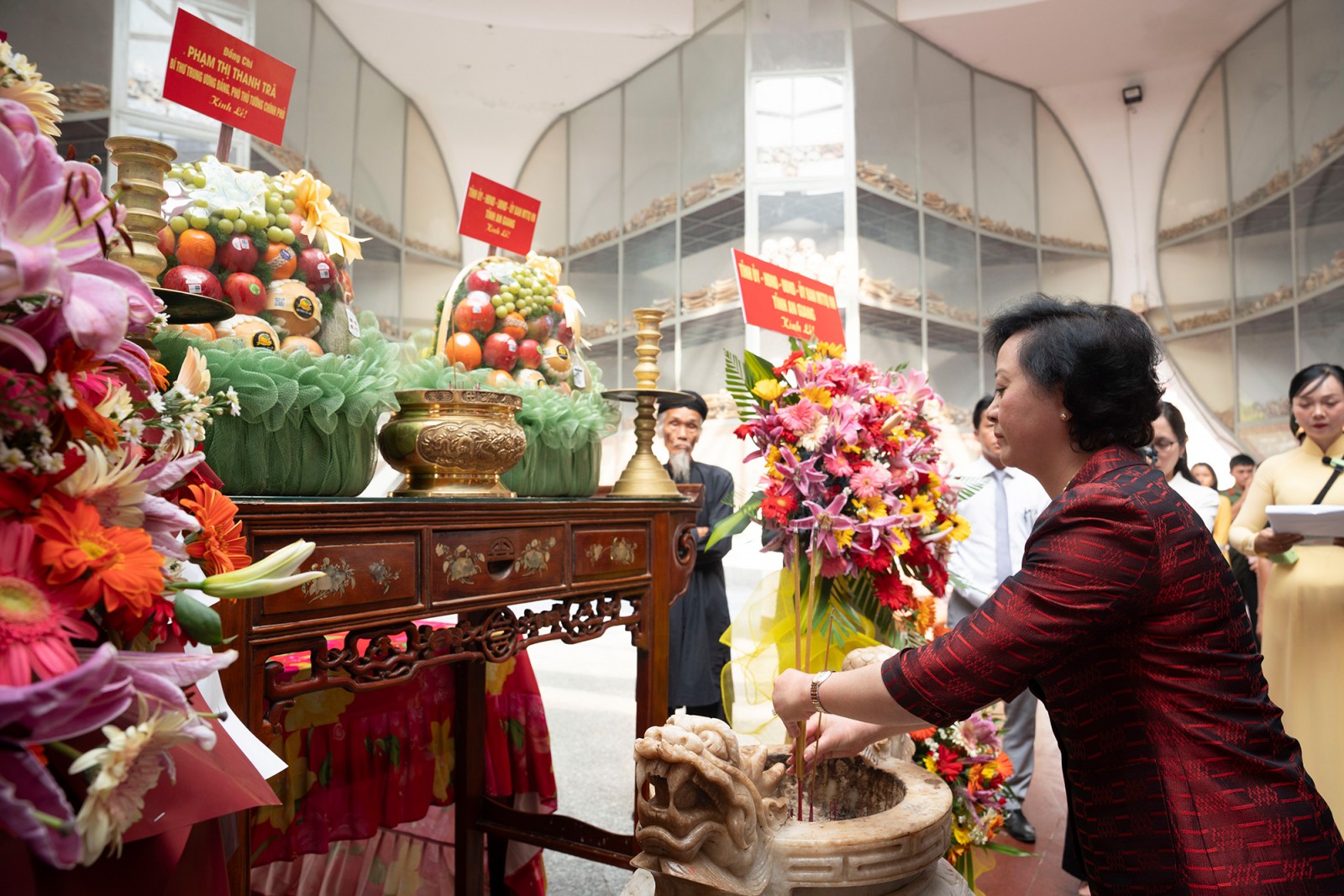 Phó Thủ tướng Chính phủ Phạm Thị Thanh Trà dâng hương tại chùa Tam Bửu - Phi Lai và Nhà mồ Ba Chúc