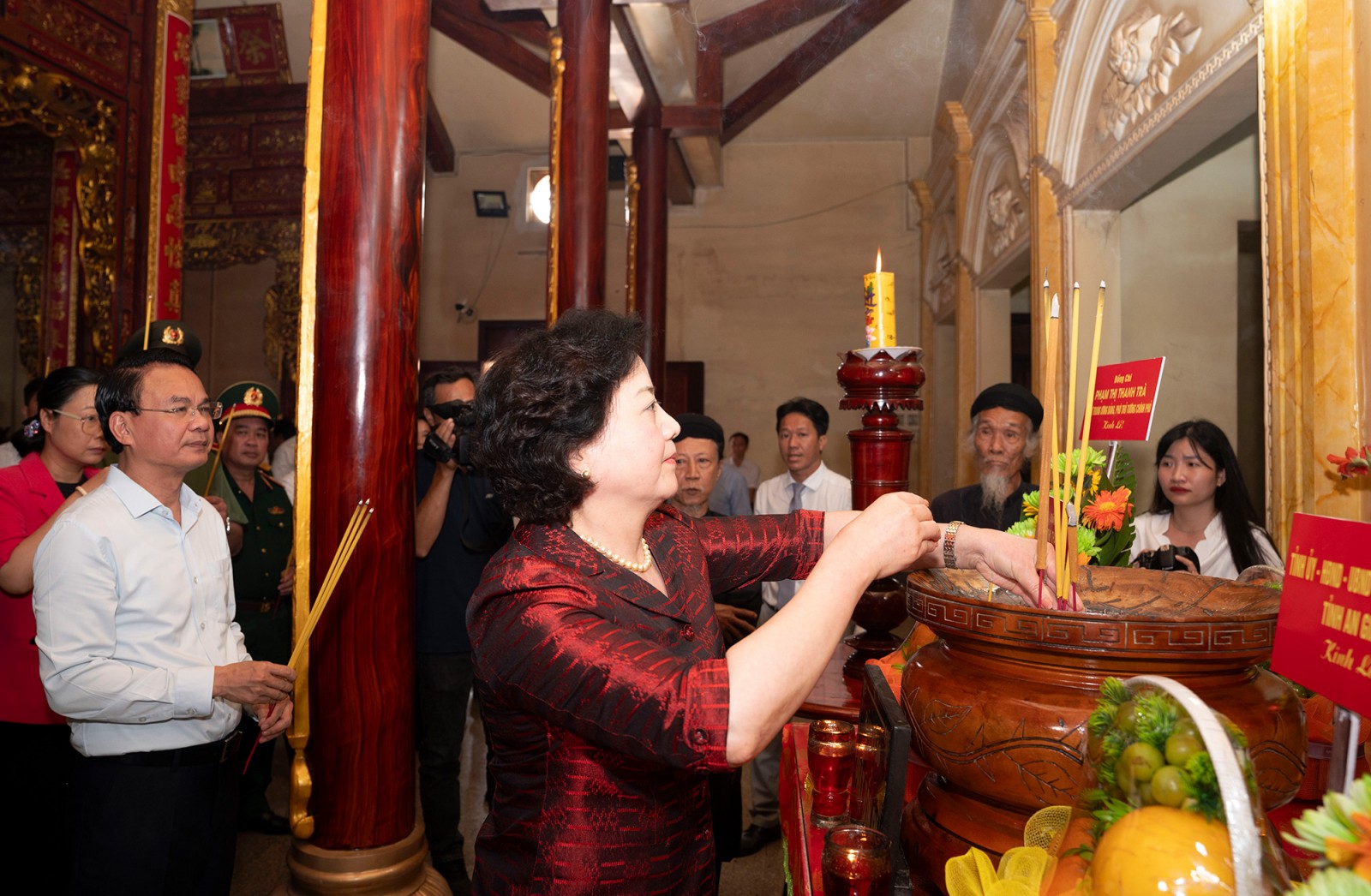 Phó Thủ tướng Chính phủ Phạm Thị Thanh Trà dâng hương tại chùa Tam Bửu - Phi Lai và Nhà mồ Ba Chúc