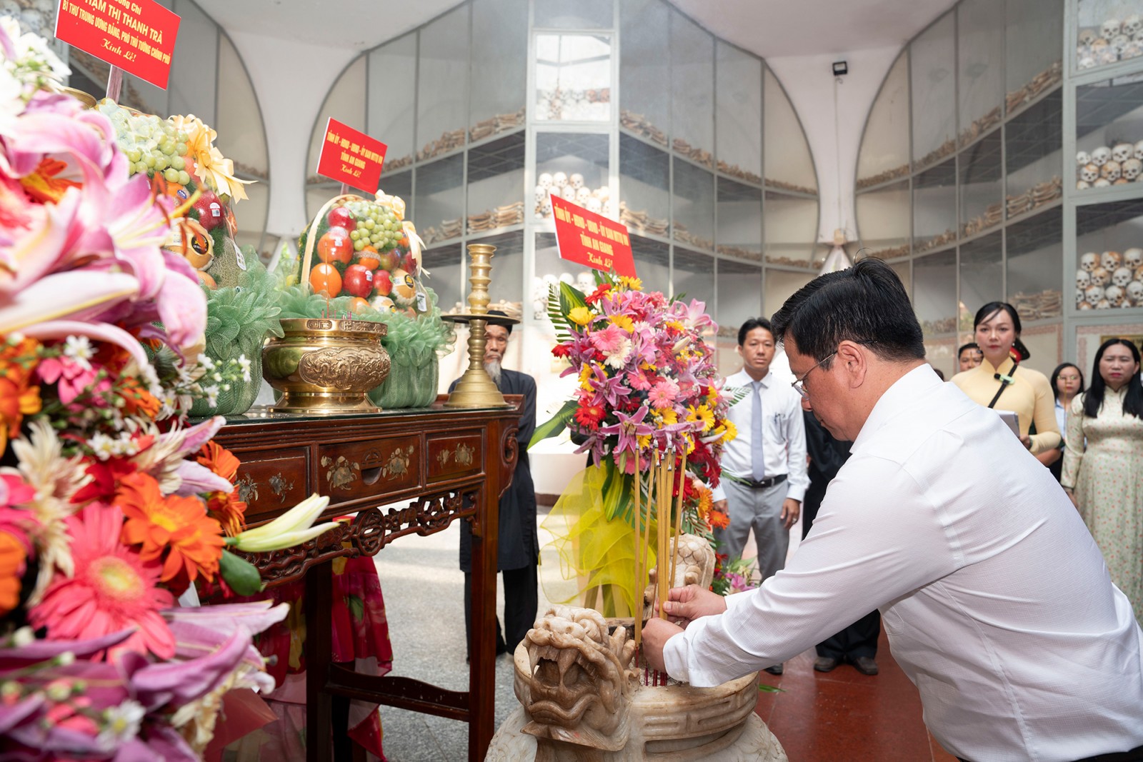 Phó Thủ tướng Chính phủ Phạm Thị Thanh Trà dâng hương tại chùa Tam Bửu - Phi Lai và Nhà mồ Ba Chúc