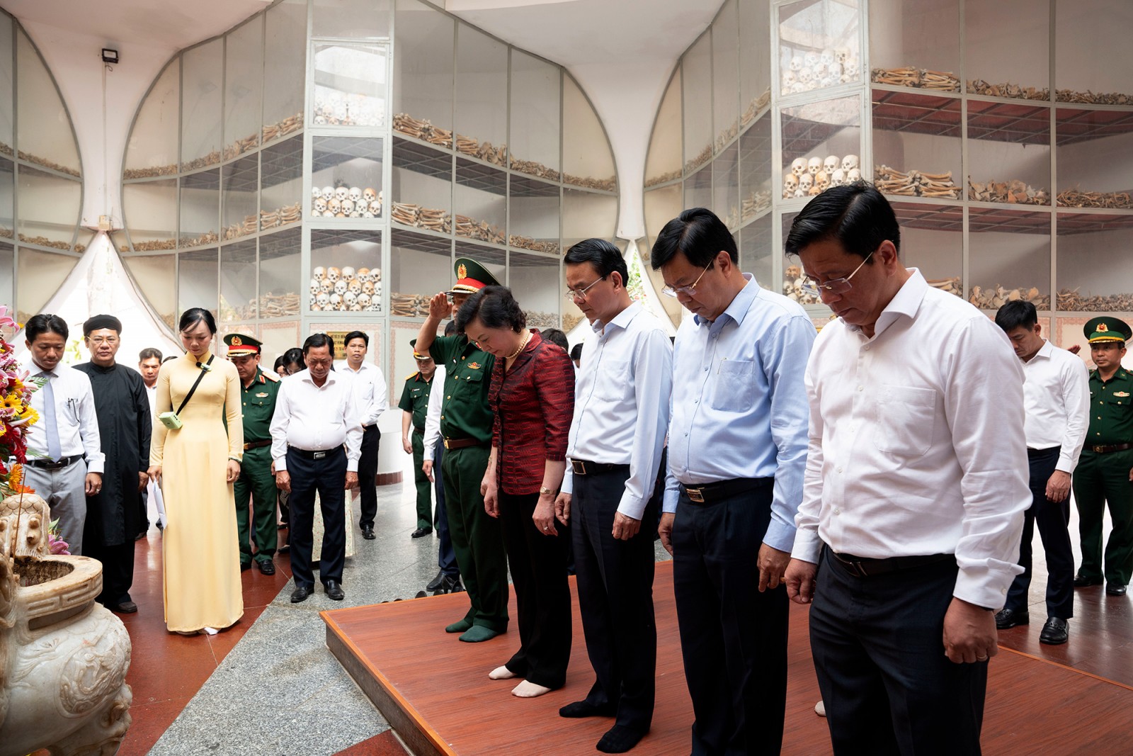 Phó Thủ tướng Chính phủ Phạm Thị Thanh Trà dâng hương tại chùa Tam Bửu - Phi Lai và Nhà mồ Ba Chúc