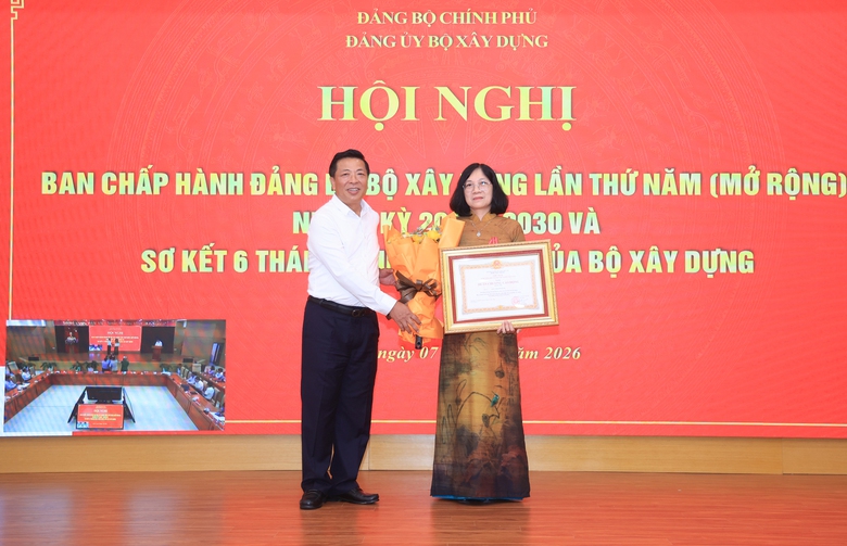 Nhiều tập thể, cá nhân ngành Xây dựng đón nhận danh hiệu thi đua, khen thưởng cao quý - Ảnh 1.