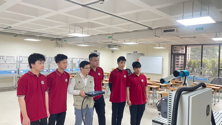Người thầy trên hành trình đem công nghệ lên giảng đường - Ảnh 1.