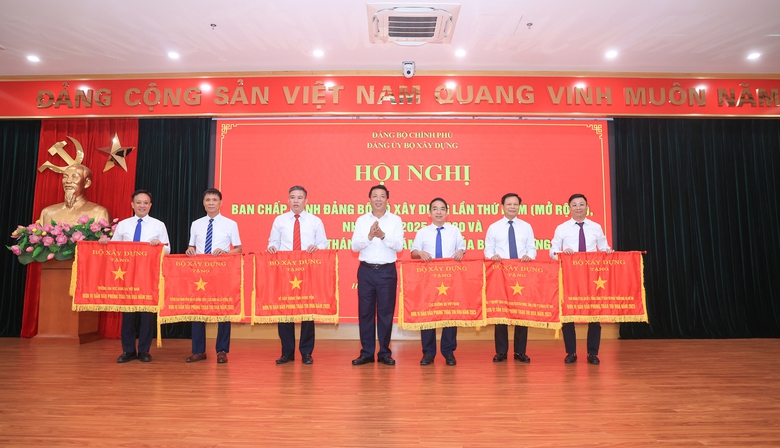 Nhiều tập thể, cá nhân ngành Xây dựng đón nhận danh hiệu thi đua, khen thưởng cao quý - Ảnh 4.