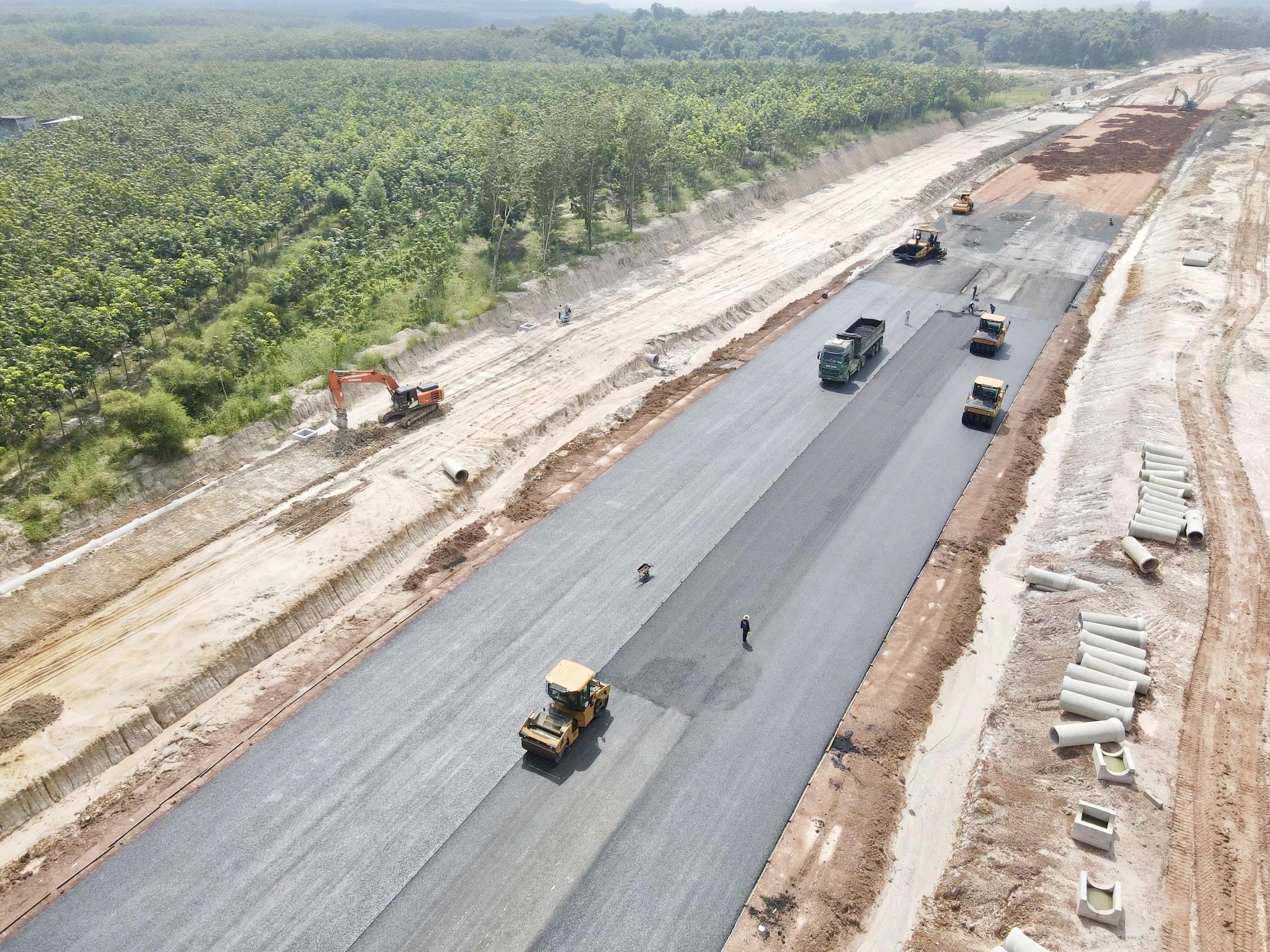 Cao tốc TP.HCM - Thủ Dầu Một - Chơn Thành qua Đồng Nai đang thảm nhựa, tăng tốc về đích- Ảnh 13.