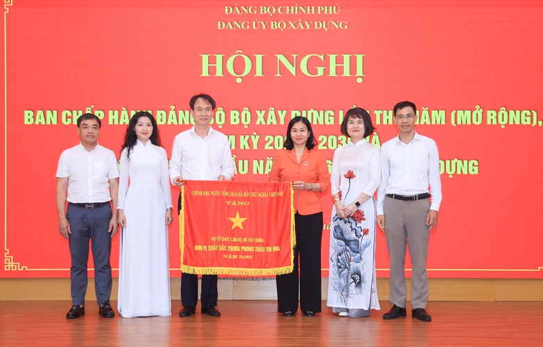 Nhiều tập thể, cá nhân ngành Xây dựng đón nhận danh hiệu thi đua, khen thưởng cao quý - Ảnh 2.