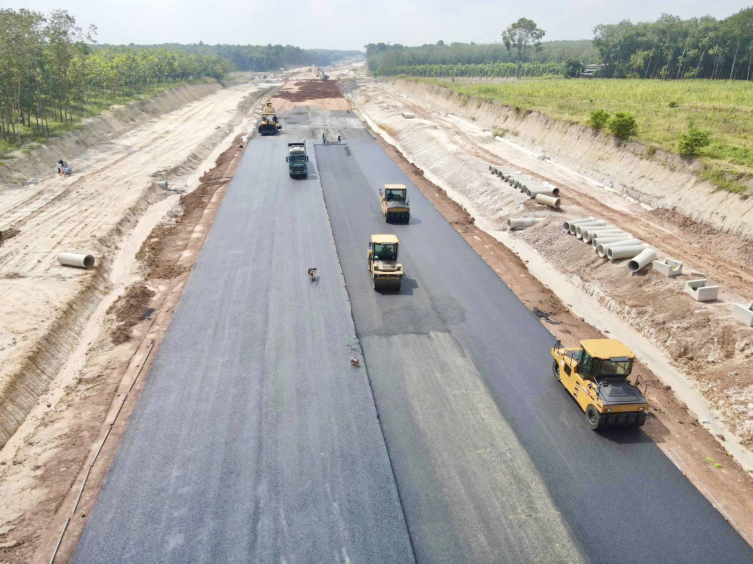 Cao tốc TP.HCM - Thủ Dầu Một - Chơn Thành qua Đồng Nai đang thảm nhựa, tăng tốc về đích- Ảnh 17.