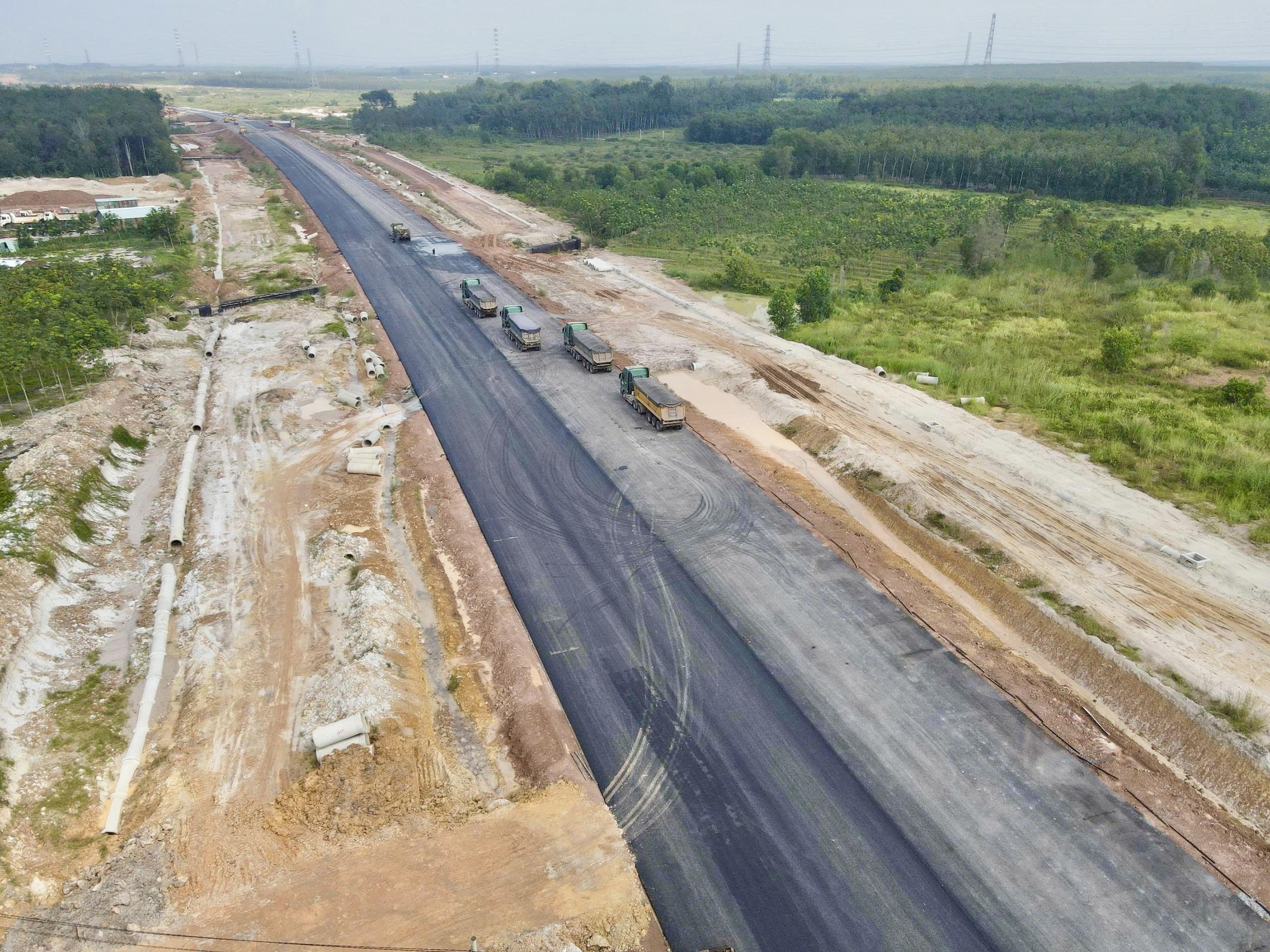 Cao tốc TP.HCM - Thủ Dầu Một - Chơn Thành qua Đồng Nai đang thảm nhựa, tăng tốc về đích- Ảnh 16.