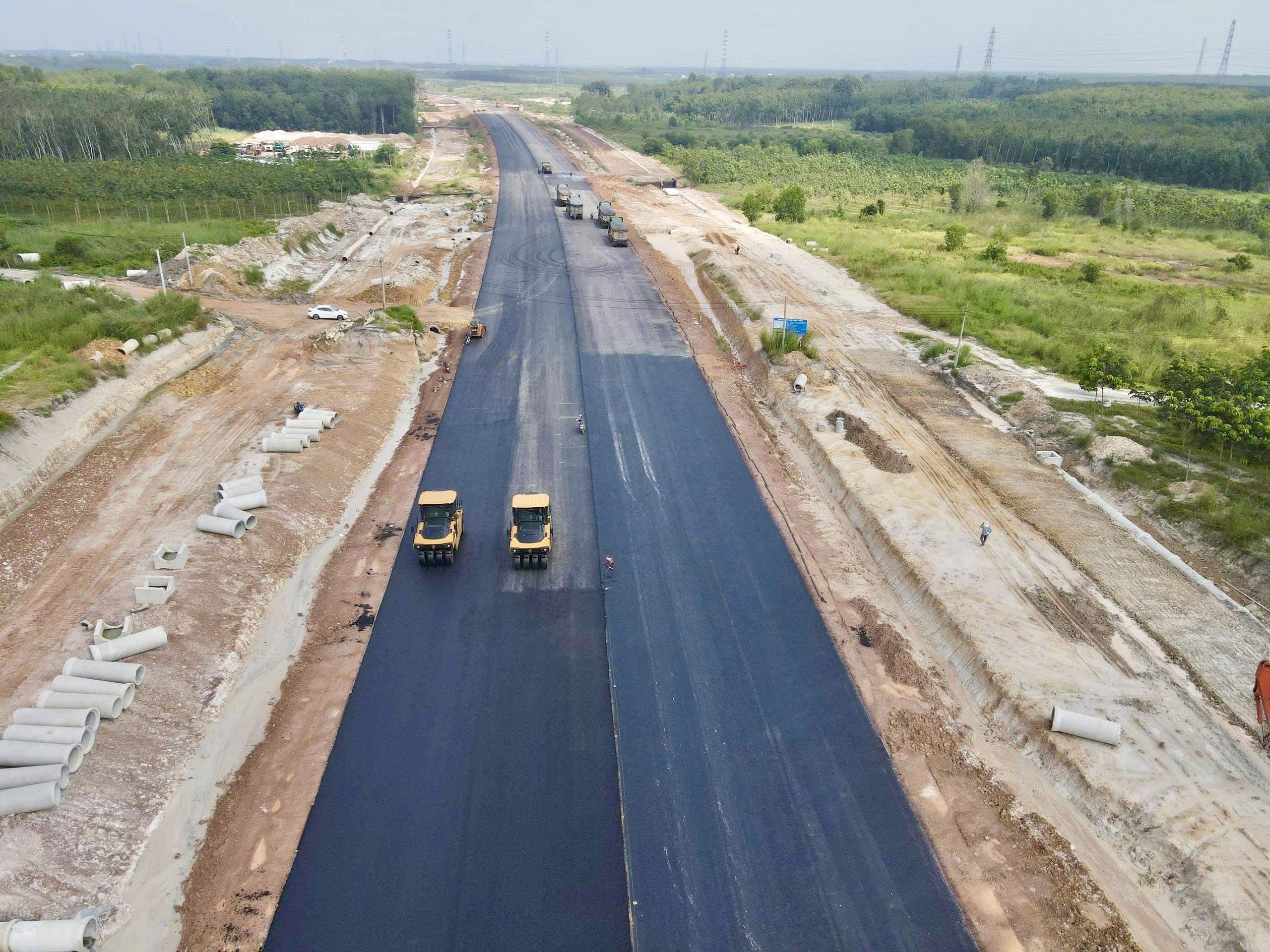 Cao tốc TP.HCM - Thủ Dầu Một - Chơn Thành qua Đồng Nai đang thảm nhựa, tăng tốc về đích- Ảnh 1.