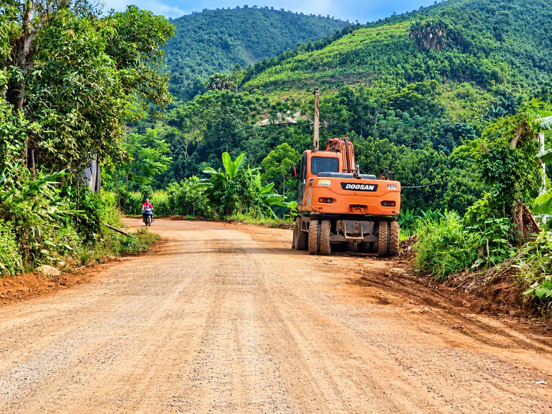 Lào Cai: Tăng tốc thi công tỉnh lộ 160, phấn đấu thảm nhựa trước Tết- Ảnh 3.