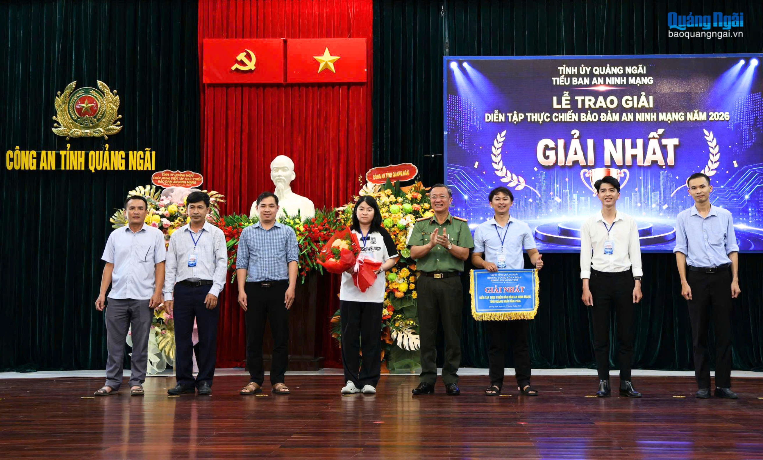 Trao giải cho đội xuất sắc giành giải Nhất tại diễn tập.