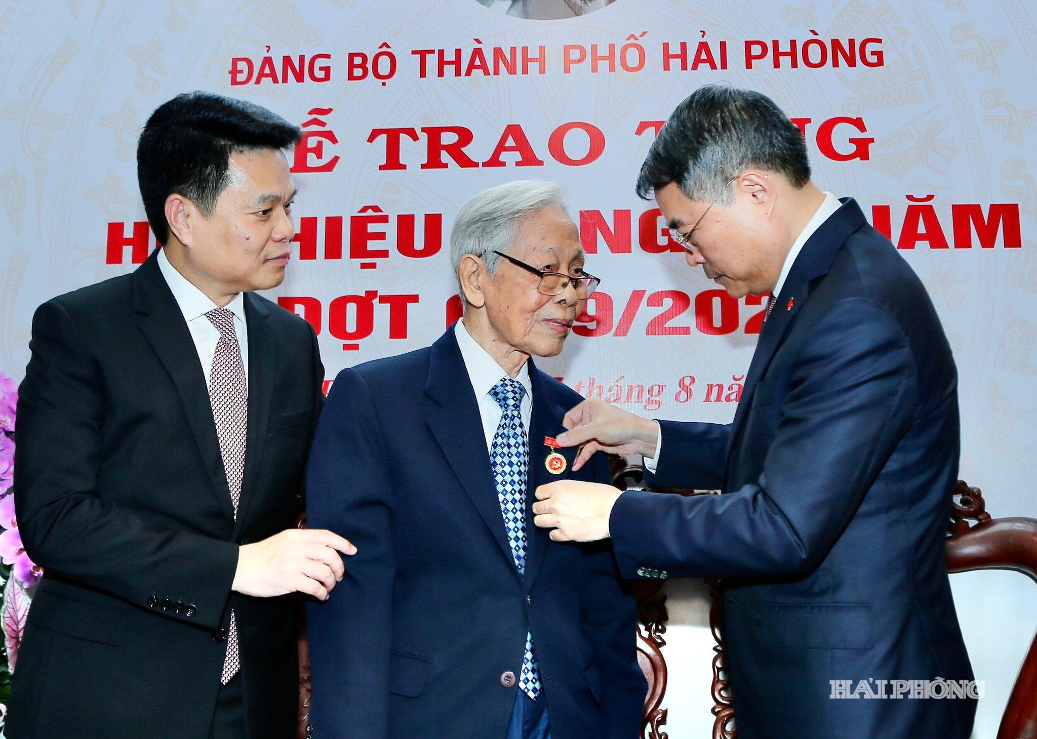 Đồng chí Lê Minh Hưng, Uỷ viên Bộ Chính trị, Thủ tướng Chính phủ trao huy hiệu