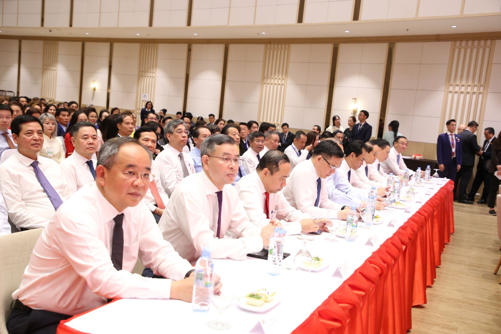 Các đại biểu tham dự cuộc gặp.