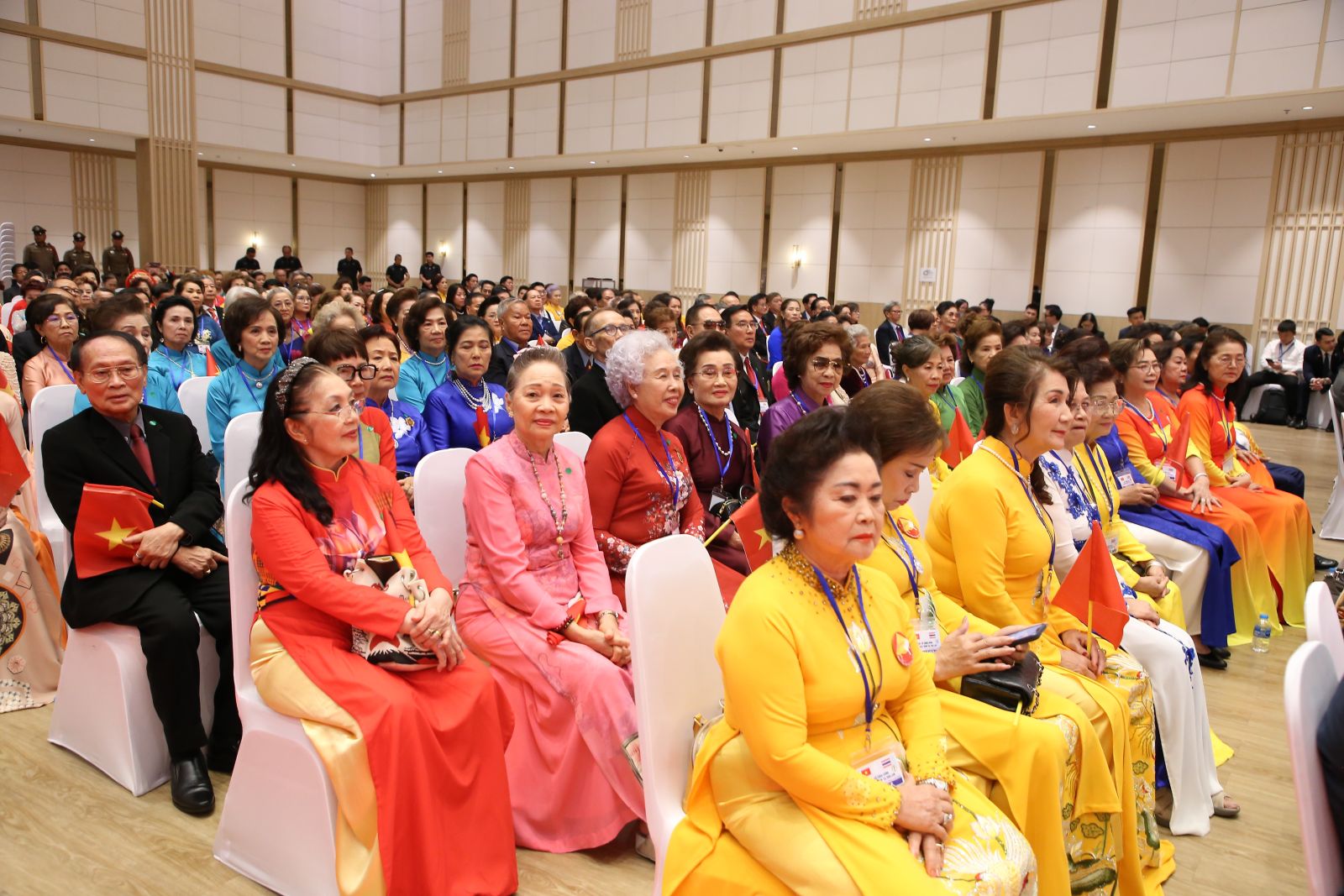Các đại biểu tham dự cuộc gặp.