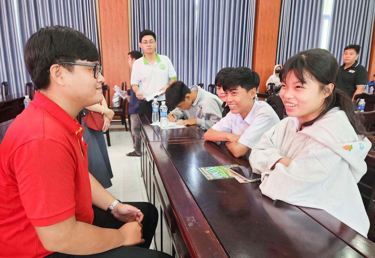 Tư vấn, giới thiệu việc làm cho hơn 300 học sinh, sinh viên và người lao động xã Tân Hiệp