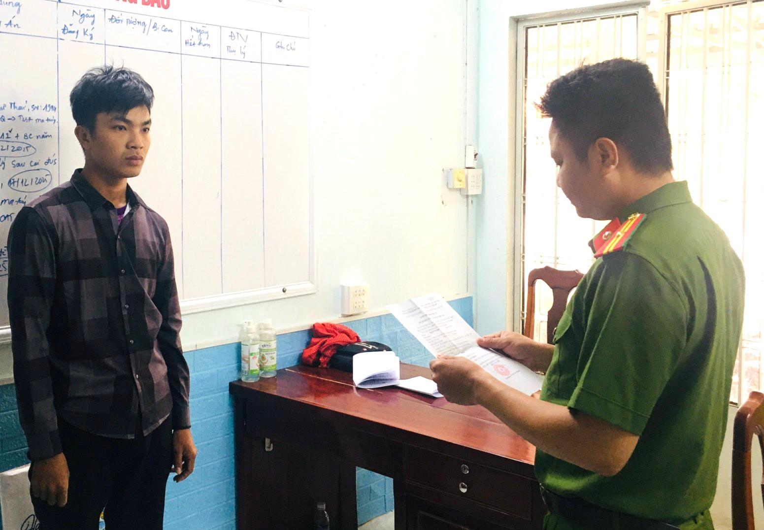 Lợi dụng sửa máy lạnh, trộm tiền của chủ nhà