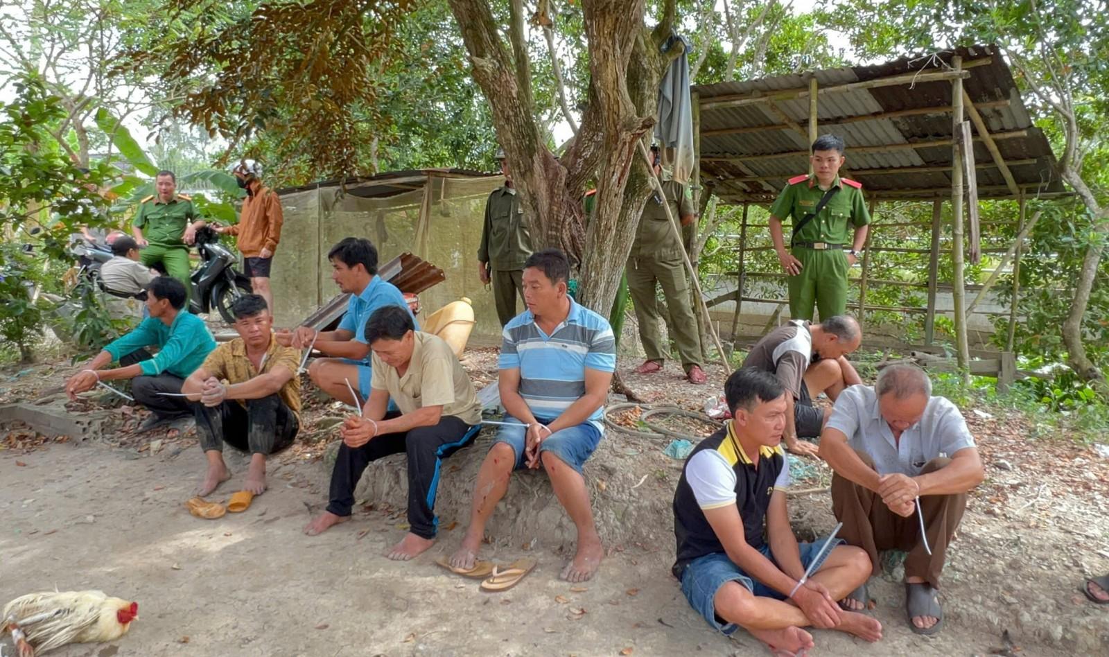 Triệt phá tụ điểm đá gà ăn thua bằng tiền Các đối tượng liên quan