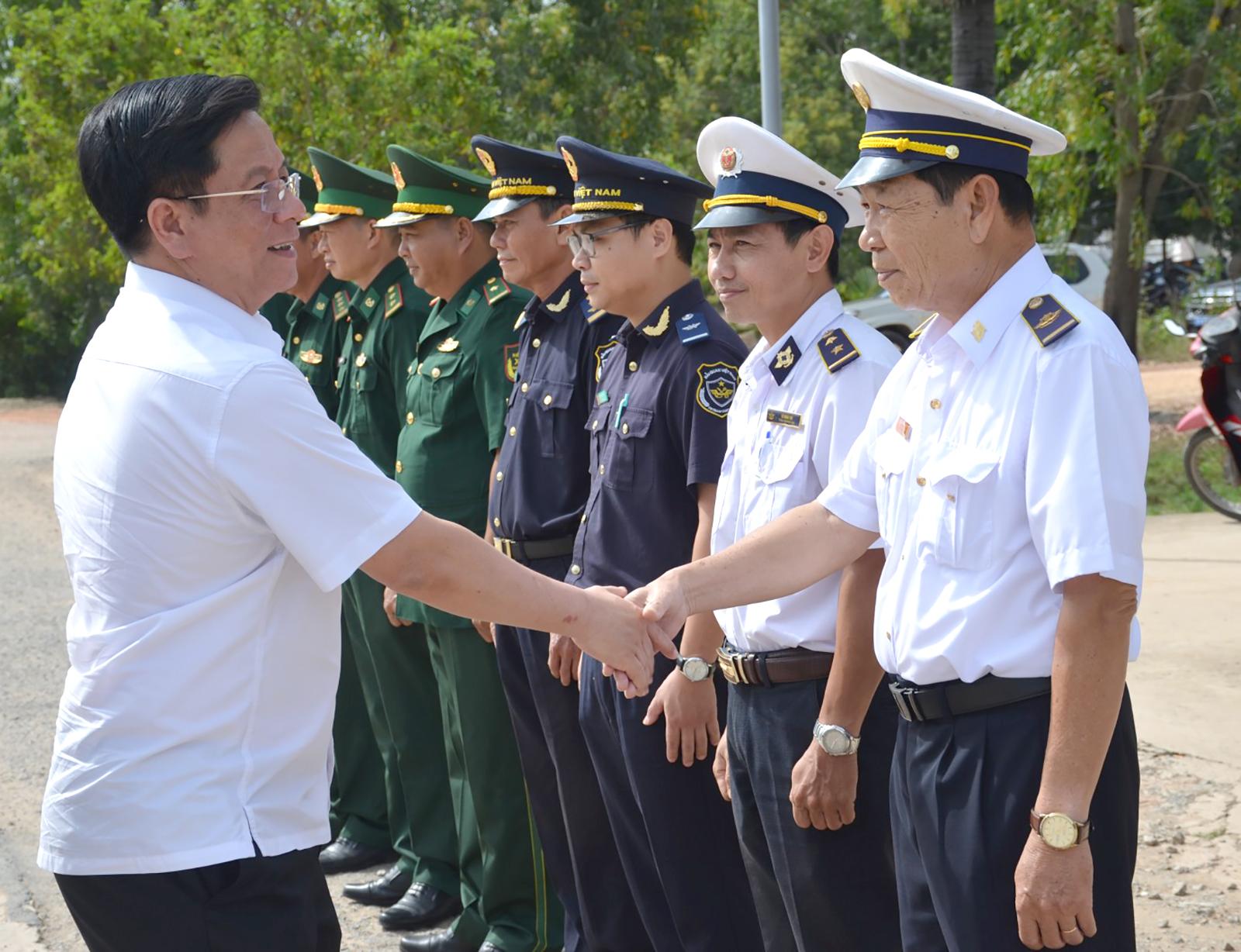Chủ tịch UBND tỉnh An Giang Hồ Văn Mừng thăm và làm việc tại Cửa khẩu chính Giang Thành
