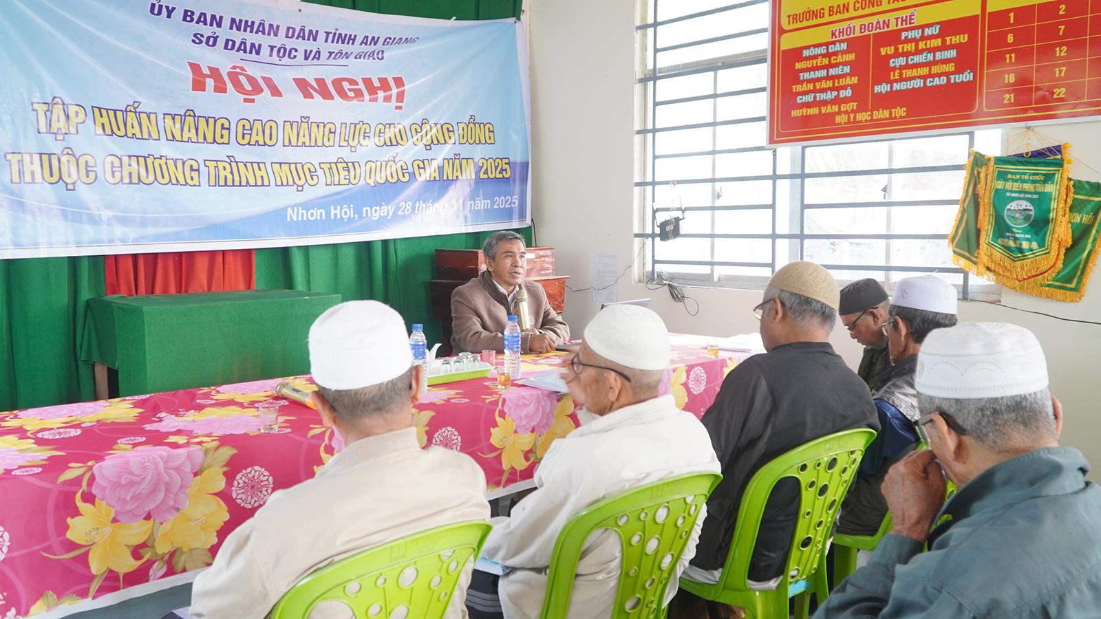 Đưa chính sách đến gần đồng bào Chăm