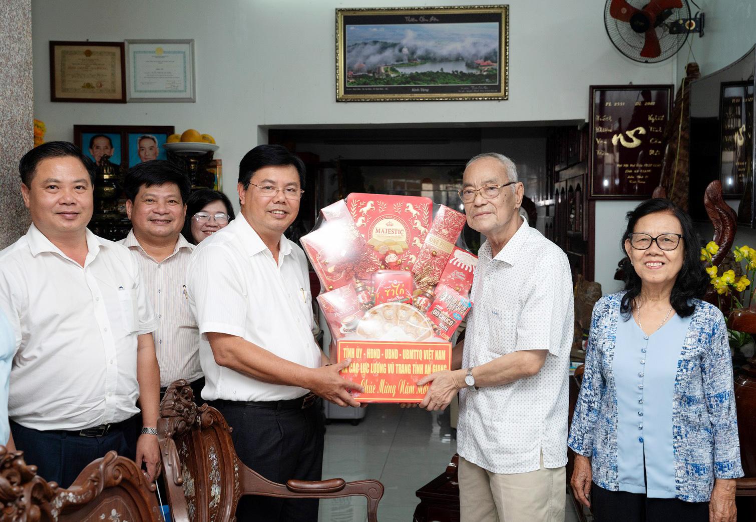 Bí thư Tỉnh ủy An Giang Nguyễn Tiến Hải chúc tết các đồng chí nguyên Bí thư Tỉnh ủy và nguyên lãnh đạo quân đội