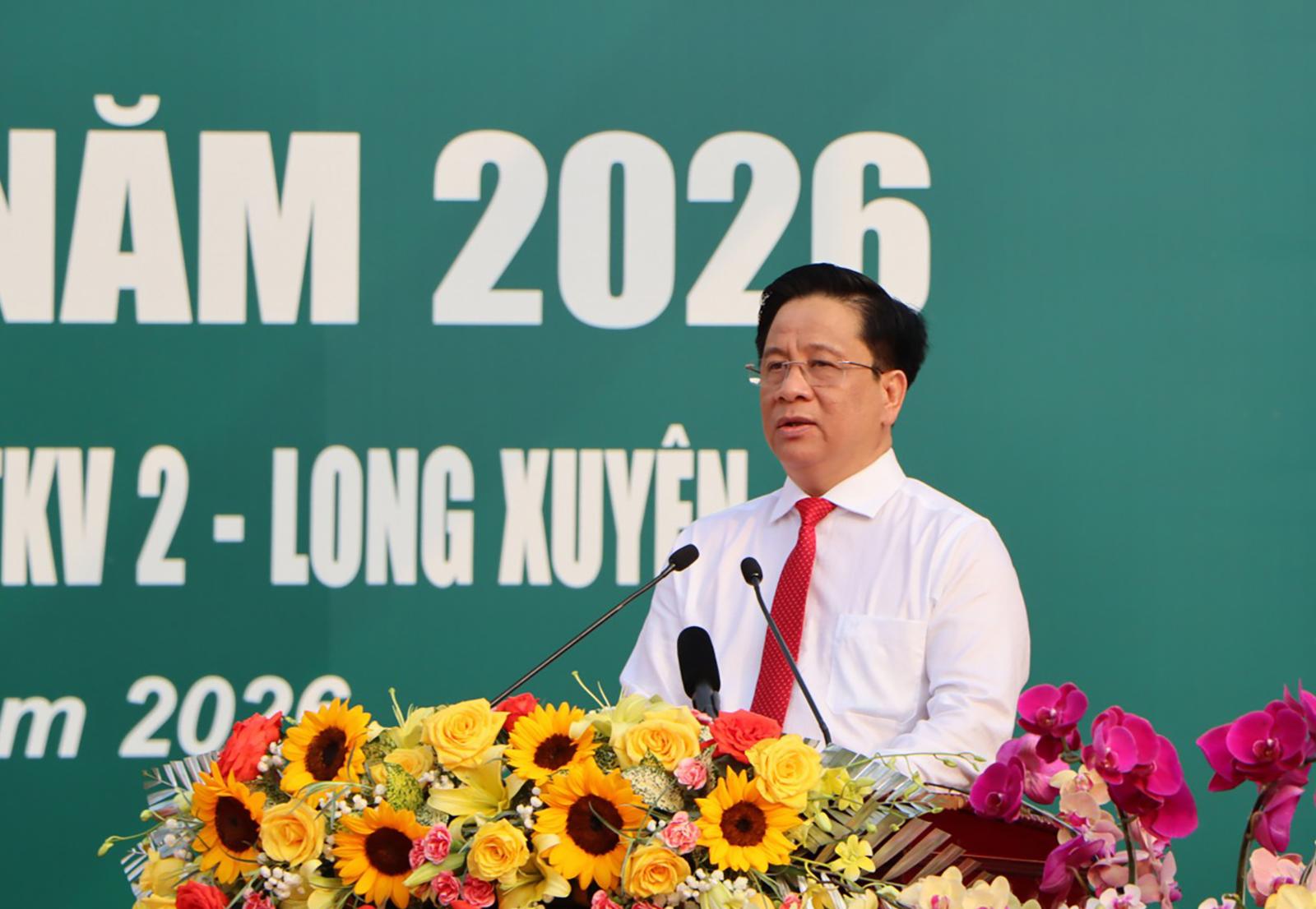 Ủy viên Ban Chấp hành Trung ương Đảng, Phó Bí Thư Tỉnh ủy, Chủ tịch UBND tỉnh, Chủ tịch Hội đồng NVQS tỉnh Hồ Văn Mừng phát biểu động viên thanh niên