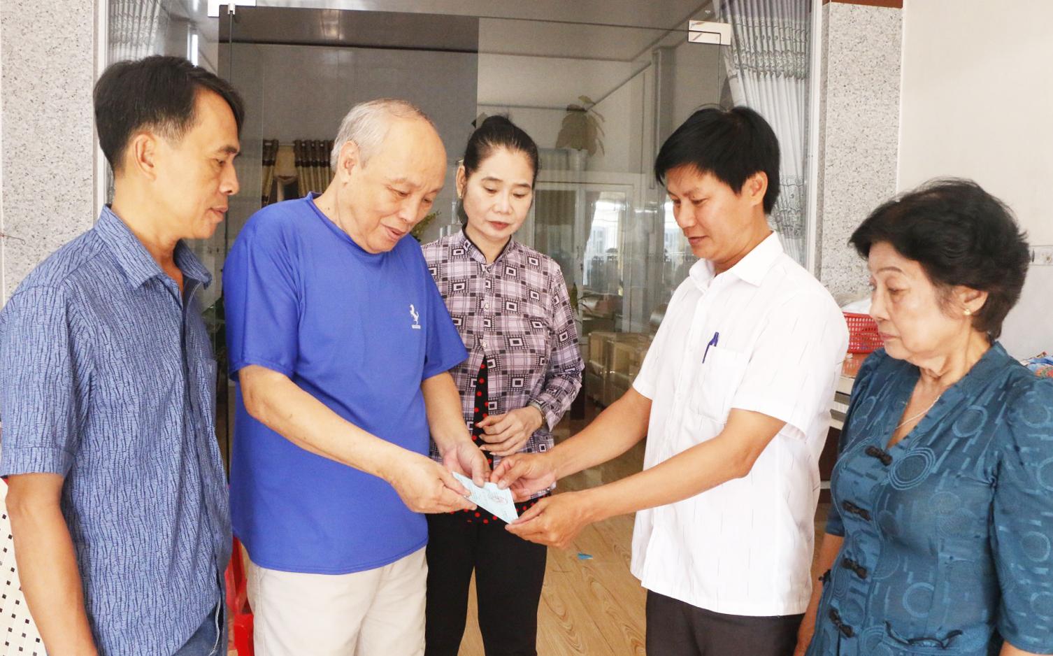 Những bí thư chi bộ làm cầu nối đưa thông tin bầu cử đến với người dân