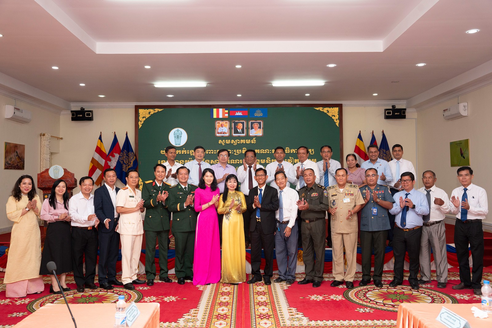 Phó Bí thư Tỉnh ủy, Chủ tịch Ủy ban MTTQ Việt Nam tỉnh An Giang Trần Thị Thanh Hương chúc Tết Chôl Chnăm Thmây tại tỉnh TaKeo