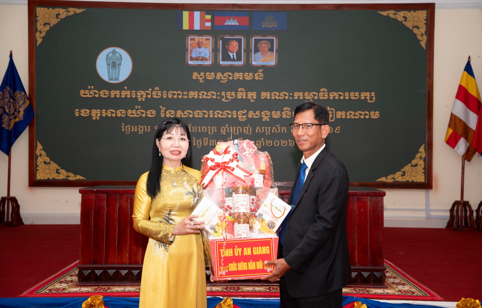 Phó Bí thư Tỉnh ủy, Chủ tịch Ủy ban MTTQ Việt Nam tỉnh An Giang Trần Thị Thanh Hương chúc Tết Chôl Chnăm Thmây tại tỉnh TaKeo