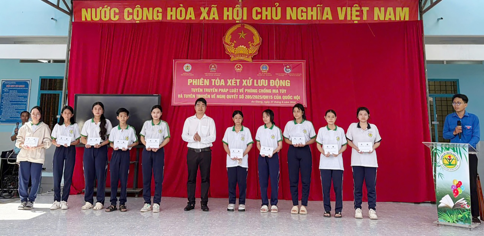 Tặng quà cho học sinh có hoàn cảnh khó khăn