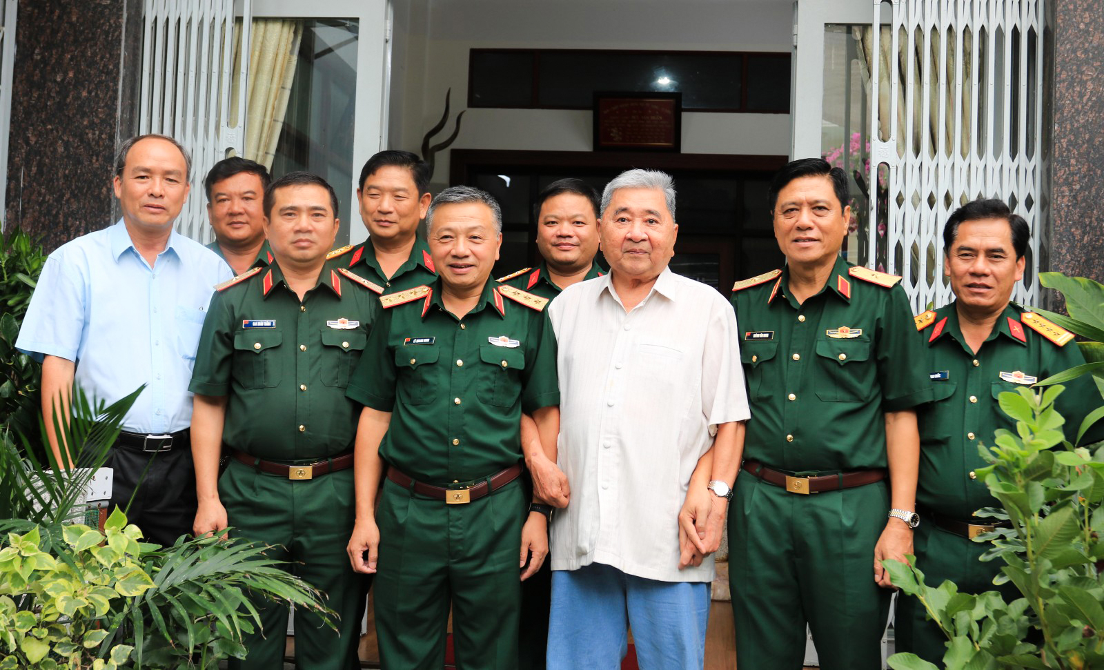 Đoàn công tác chụp hình lưu niệm cùng Thượng tướng Bùi Văn Huấn, Nguyên Phó Chủ nhiệm Tổng cục Chính trị QĐND Việt Nam