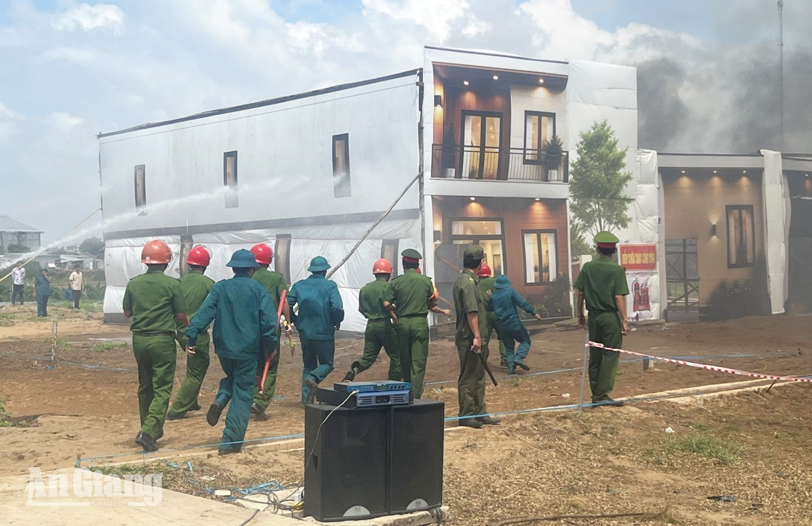 Long Kiến diễn tập chữa cháy, cứu nạn công trình sập đổ