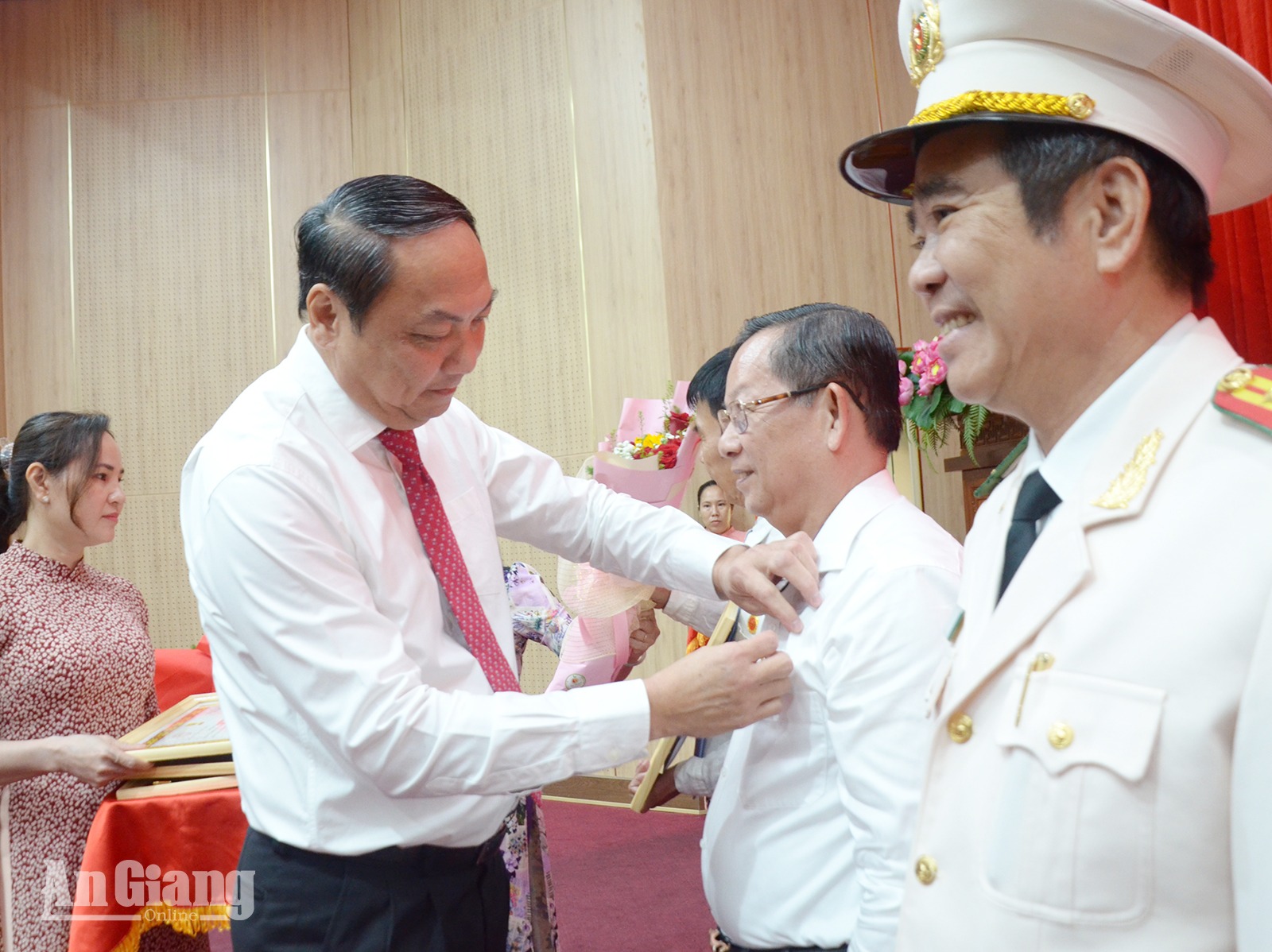 5.107 đảng viên An Giang nhận Huy hiệu Đảng dịp 2-9