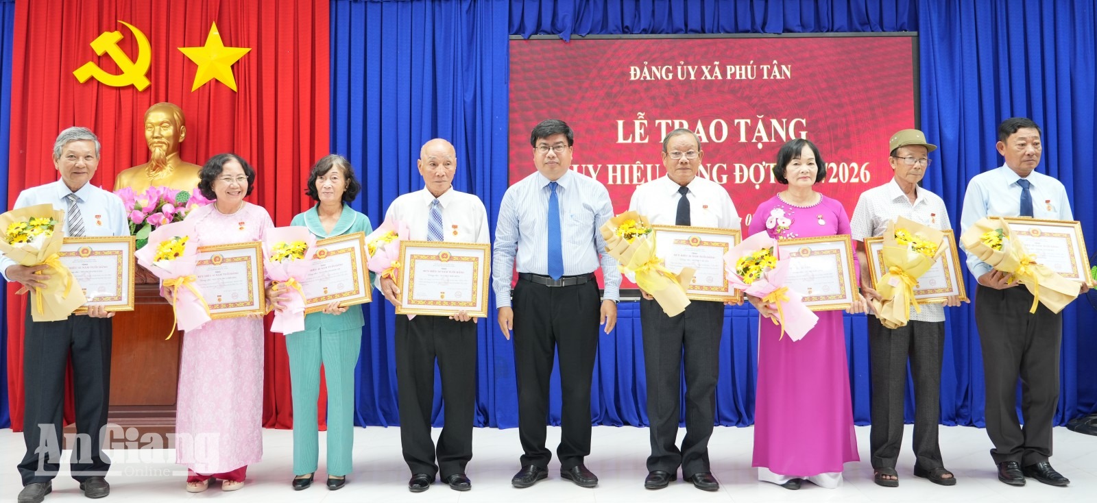 Phú Tân trao Huy hiệu Đảng cho 103 đảng viên