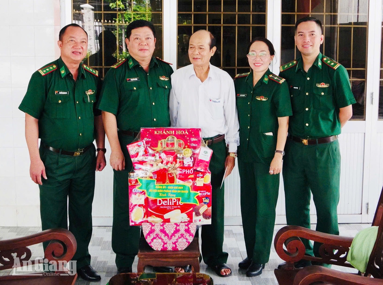 Bộ đội Biên phòng An Giang tặng 5 phần quà cho gia đình chính sách ở Rạch Giá