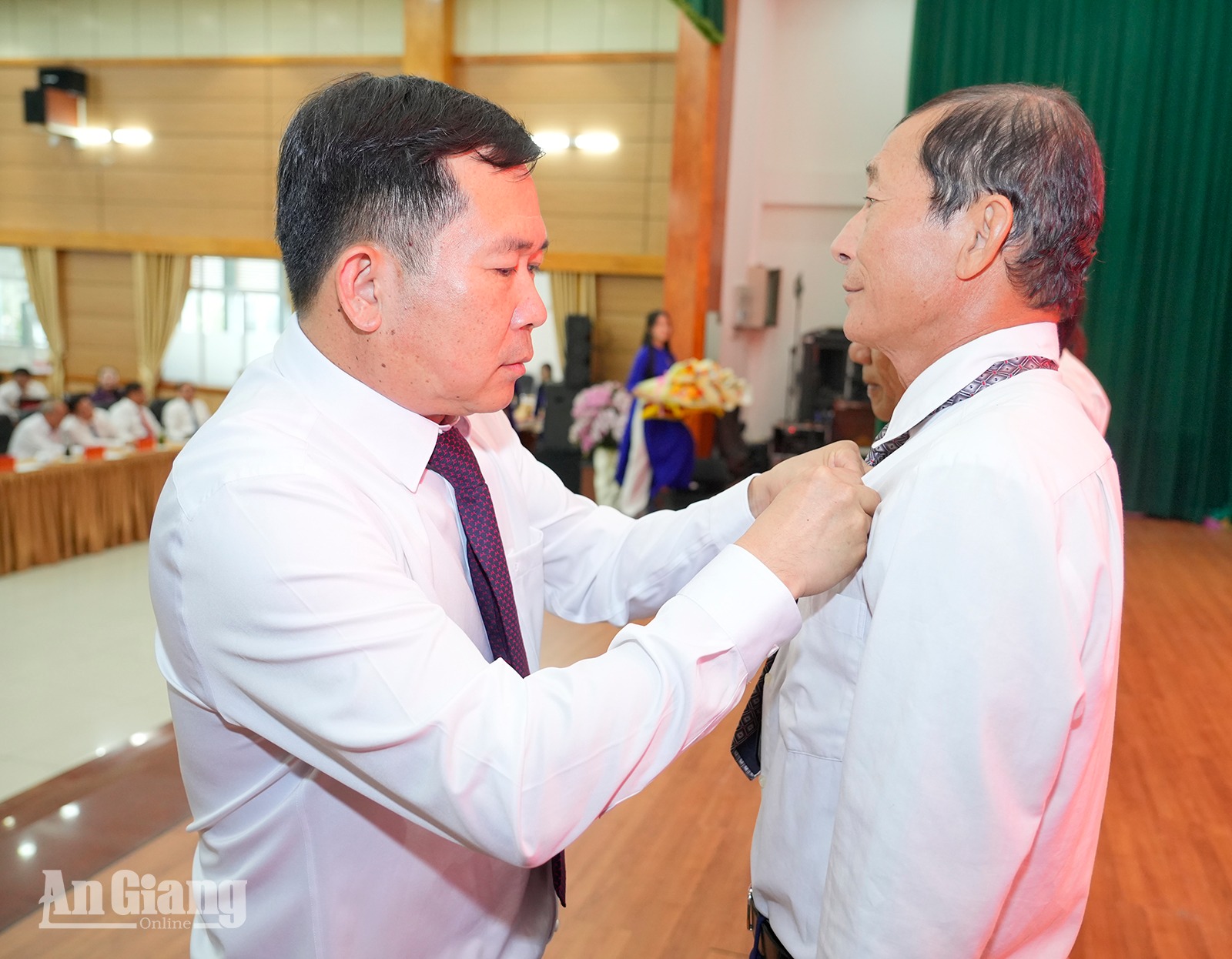 Bí thư Tỉnh ủy An Giang Lê Quang Tùng dự trao Huy hiệu Đảng tại Phú Quốc