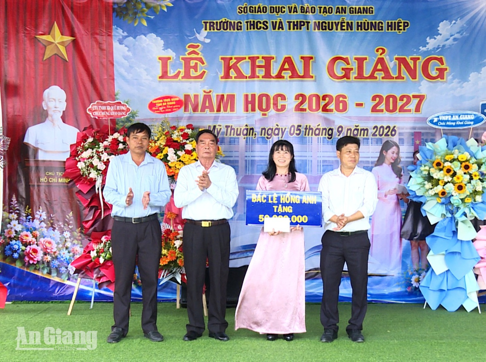 Đại tướng Lê Hồng Anh dự khai giảng, trao 50 triệu đồng cho Trường Nguyễn Hùng Hiệp