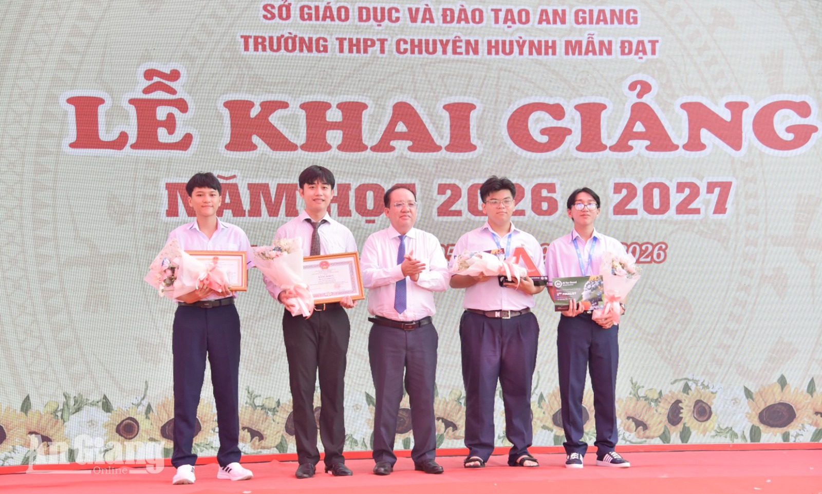 Trường chuyên Huỳnh Mẫn Đạt khai giảng, vinh danh đội Robotics giành giải quốc tế