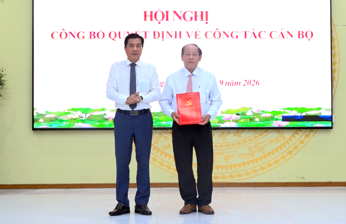 U Minh Thượng trao Huy hiệu Đảng cho 25 đảng viên