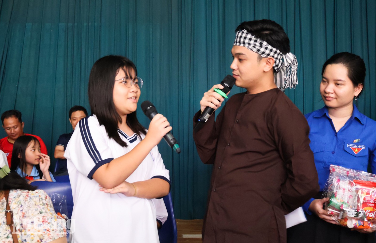 Báo và phát thanh, truyền hình An Giang khen thưởng 129 học sinh, sinh viên