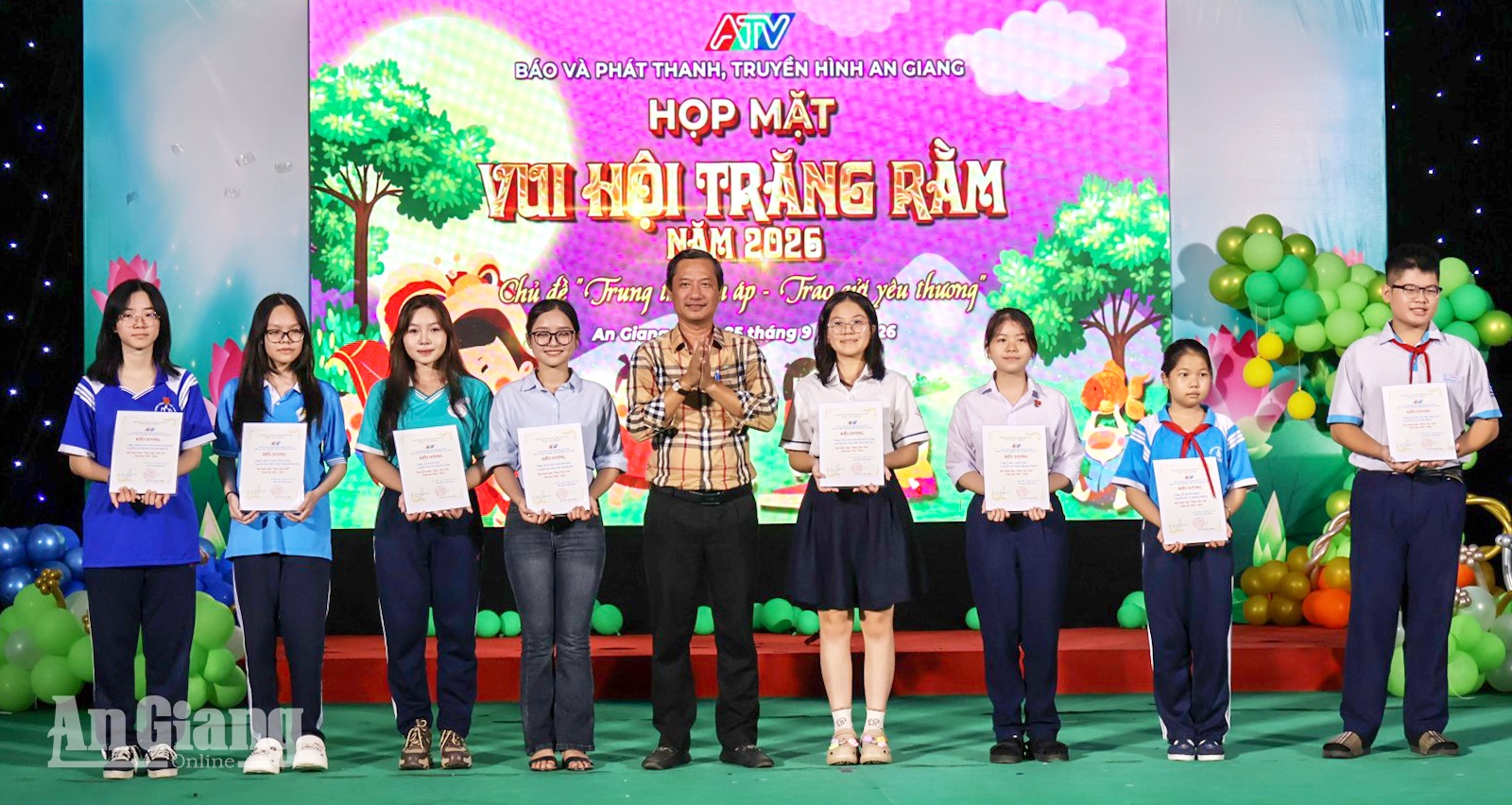 Báo và phát thanh, truyền hình An Giang khen thưởng 129 học sinh, sinh viên