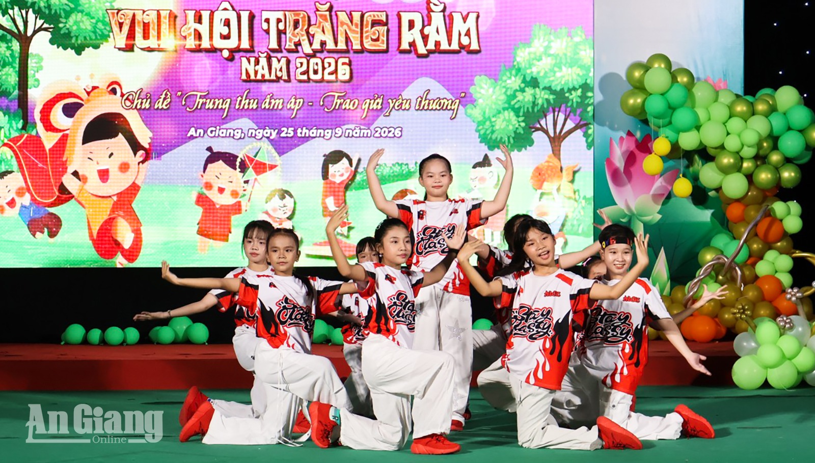 Báo và phát thanh, truyền hình An Giang khen thưởng 129 học sinh, sinh viên