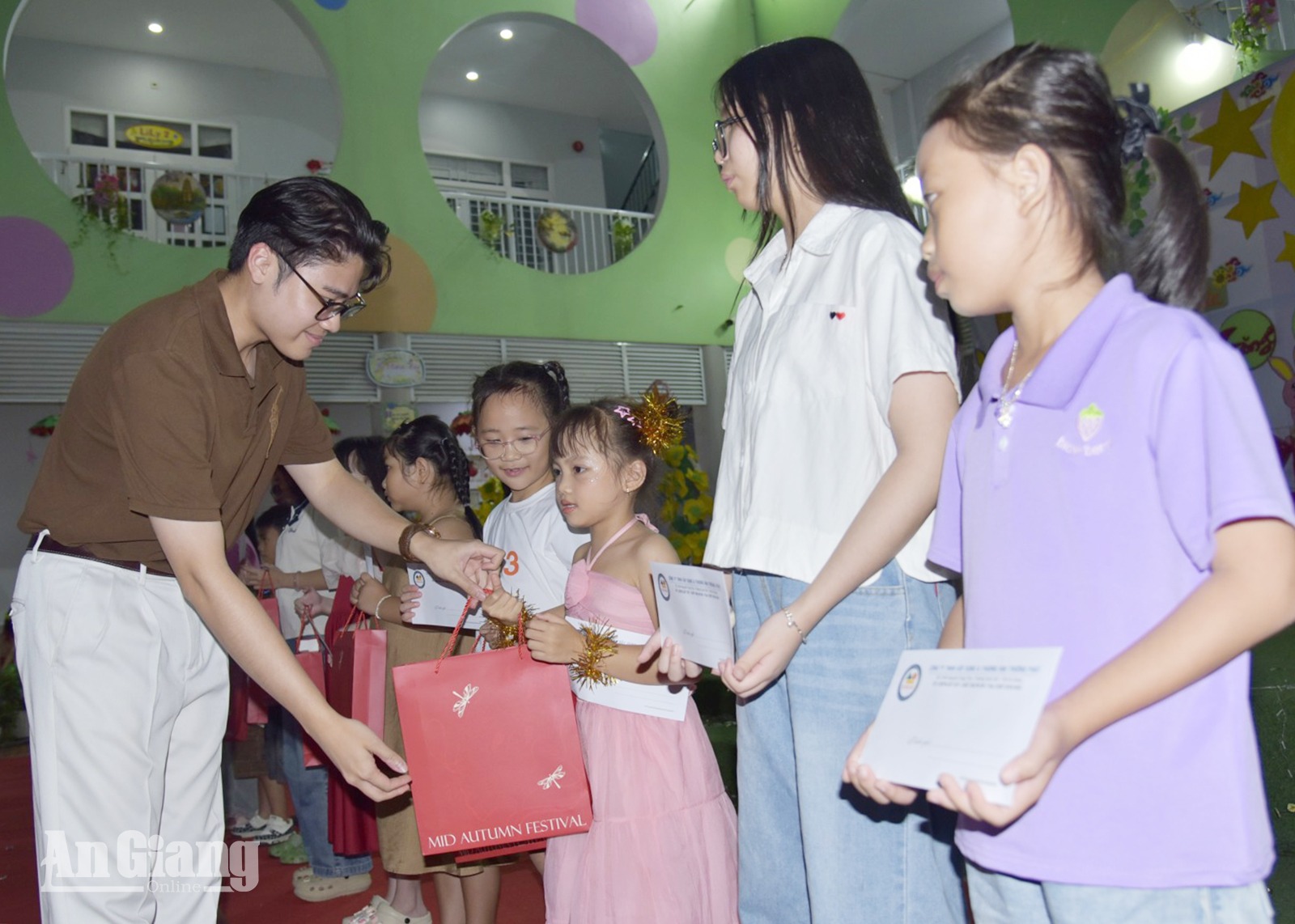 Trường Phát tuyên dương 90 học sinh tại Đêm hội Trăng rằm