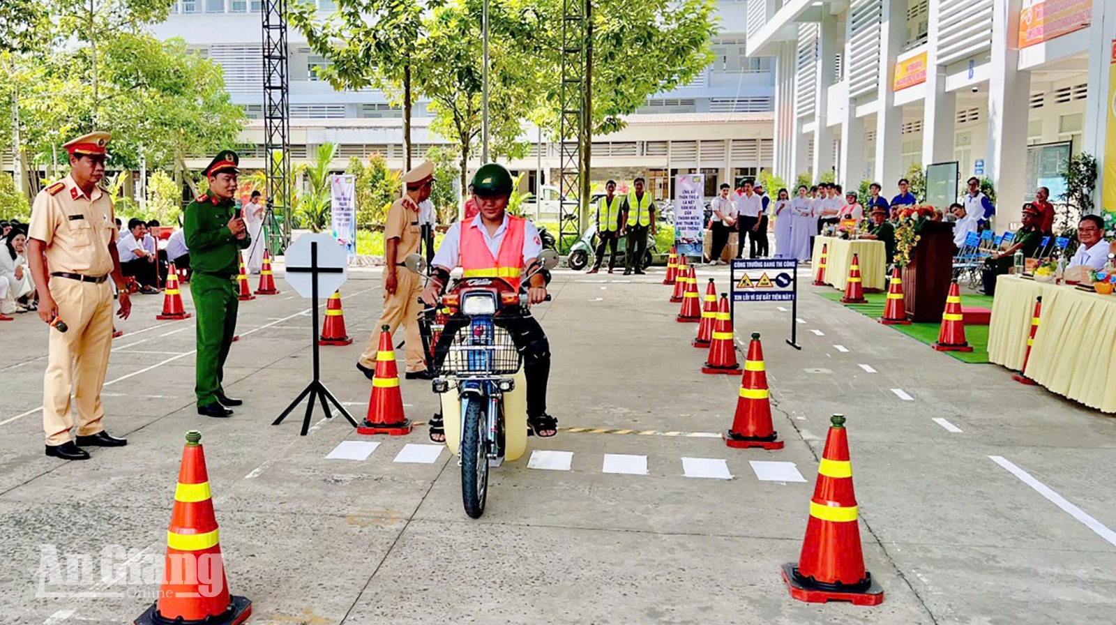 900 học sinh được tuyên truyền về an toàn giao thông và phòng, chống bạo lực học đường Học sinh được hướng dẫn những kỹ năng cần thiết để lái xe tham gia giao thông an toàn