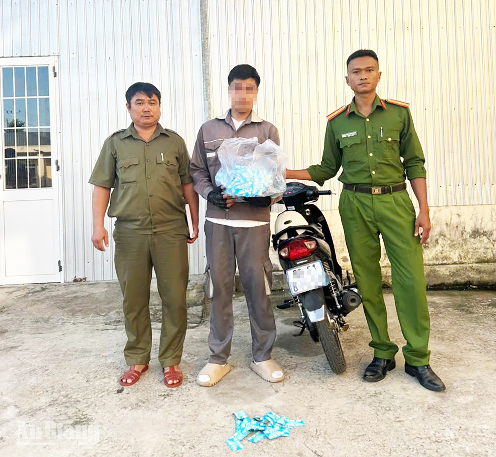 Tờ rơi cho vay tiền len lỏi vào khu dân cư