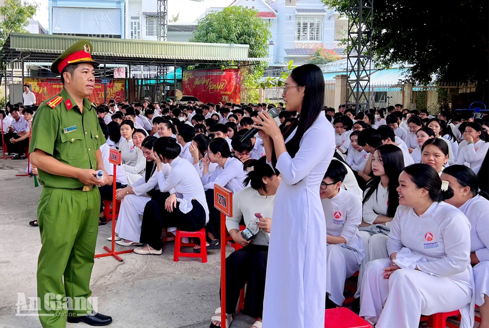 900 học sinh được tuyên truyền về an toàn giao thông và phòng, chống bạo lực học đường Học sinh trả lời câu hỏi về phòng tránh bạo lực học đường
