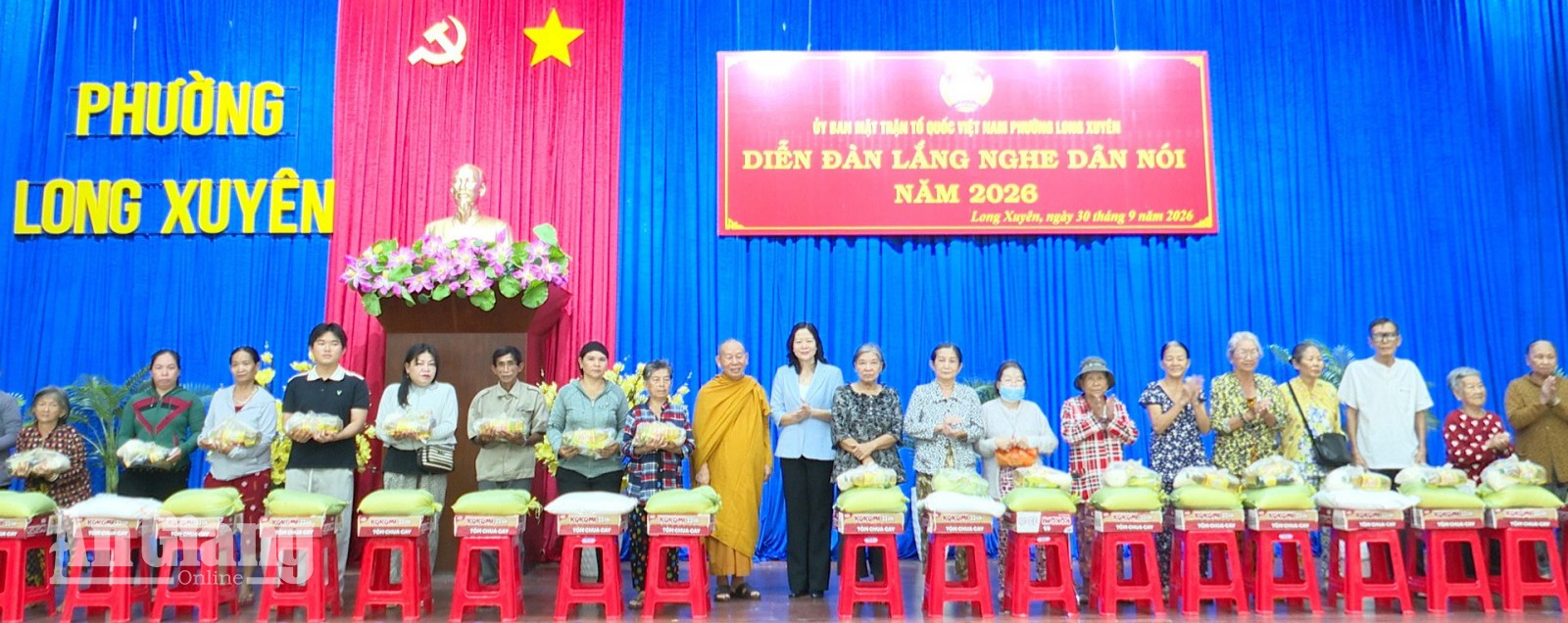 Người dân Long Xuyên kiến nghị về môi trường, trật tự đô thị và việc làm Tặng quà cho các hộ dân