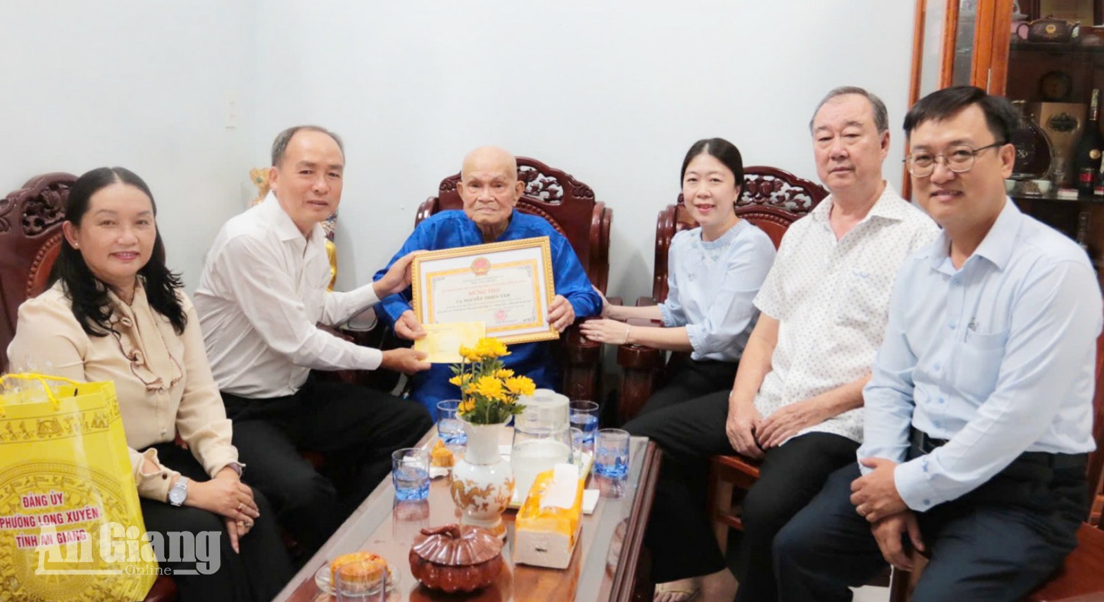 Long Xuyên thăm, chúc thọ, mừng thọ hơn 2.100 người cao tuổi Bí thư Đảng ủy, Chủ tịch HĐND phường Long Xuyên Lâm Quang Thi thăm, chúc thọ cụ Nguyễn Thiện Tâm